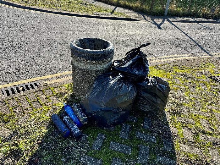 4 & 4 x noxious gas canisters